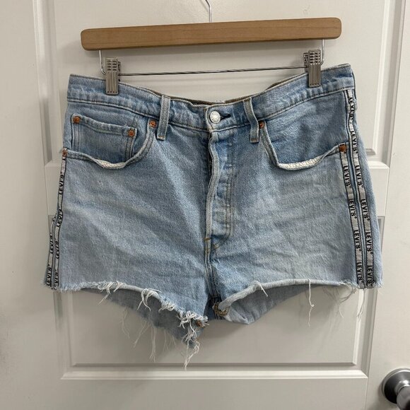 Levi’s Premium 501 Logo High Rise Jean Shorts Light Wash Size 31 - Picture 1 of 3